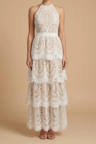 إطلالة أنثوية فاخرة: فستان دانتيل طويل بطبقات لإطلالة راقية