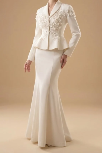 سحر الأناقة الملكية: إطلالة تخطف الأنظار بطقم عاجي فاخر وتفاصيل يدوية مذهلة.