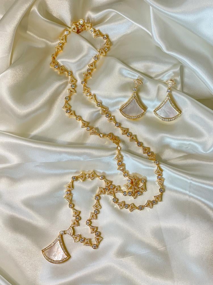 طقم بولغاري مكون من سلسال طويل وقصير وحلق