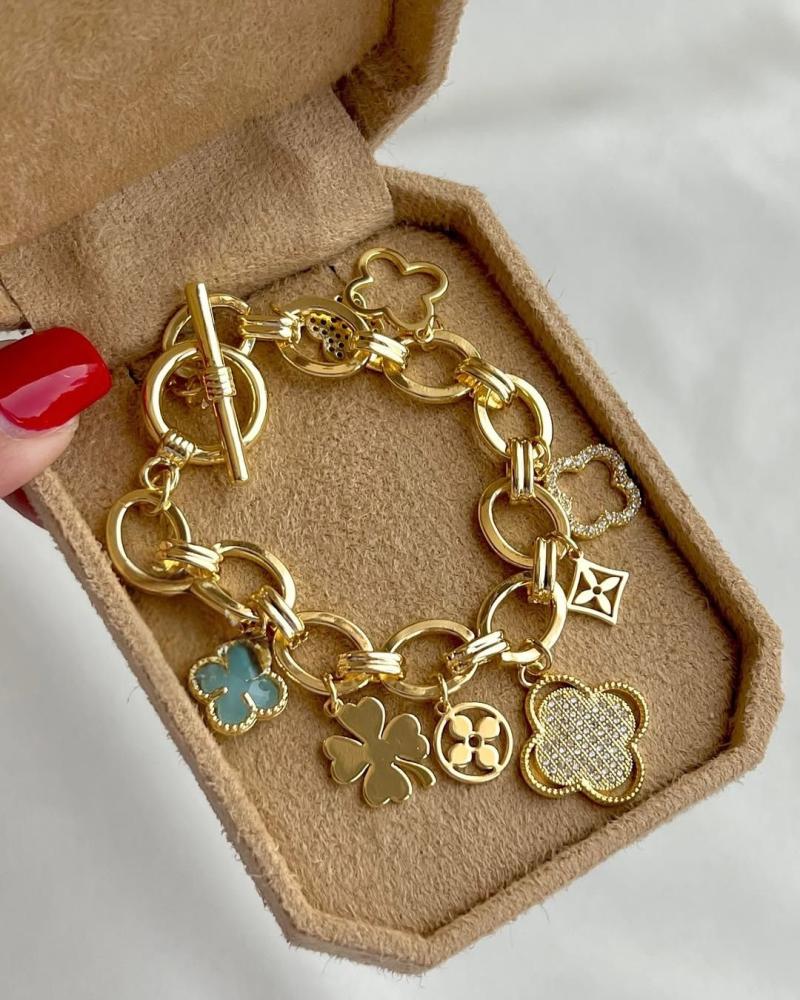 سوار جنزير مع حلي معلّقة مطلي ذهب .