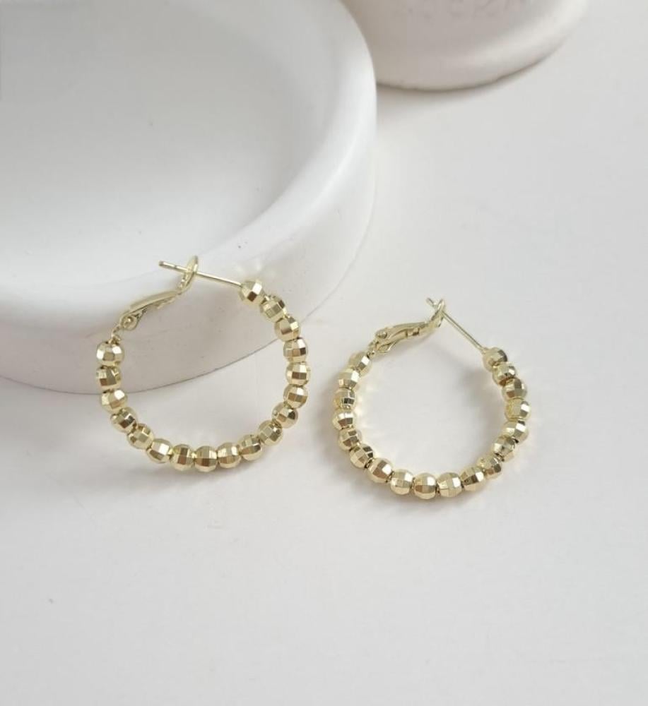 أقراط أذن دائرية من الكرات الذهبية مطلية ذهب.