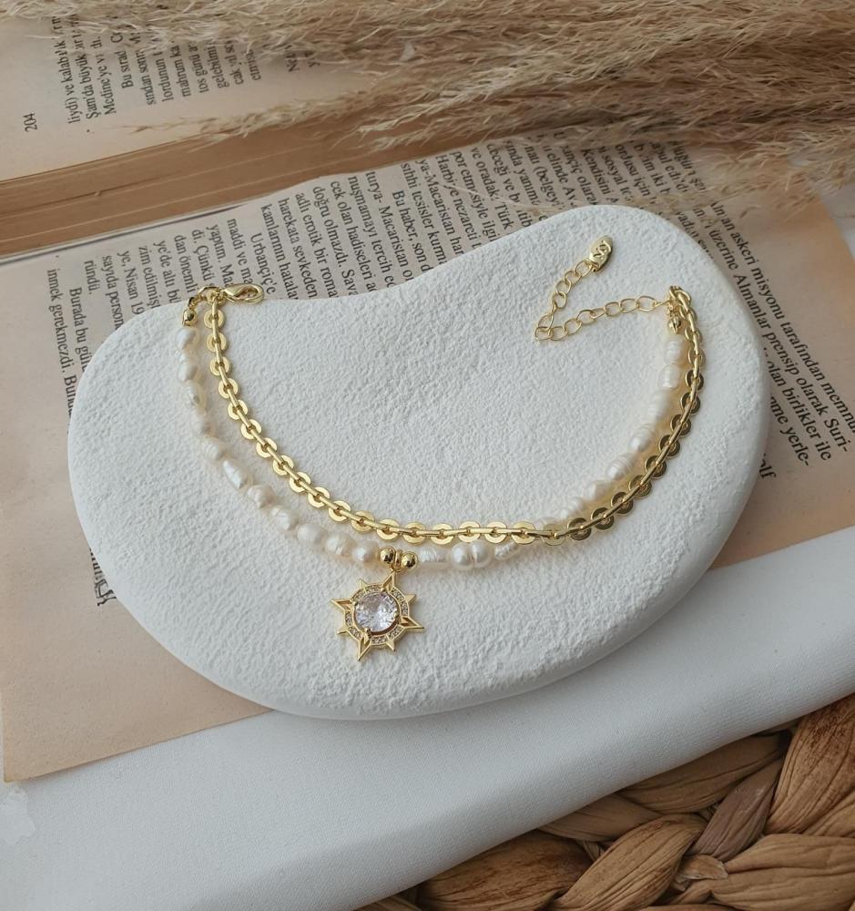 سوار أنيق مطلي ذهب عيار 14 بتصميم مزدوج يجمع بين اللؤلؤ الطبيعي والسلسلة الذهبية،