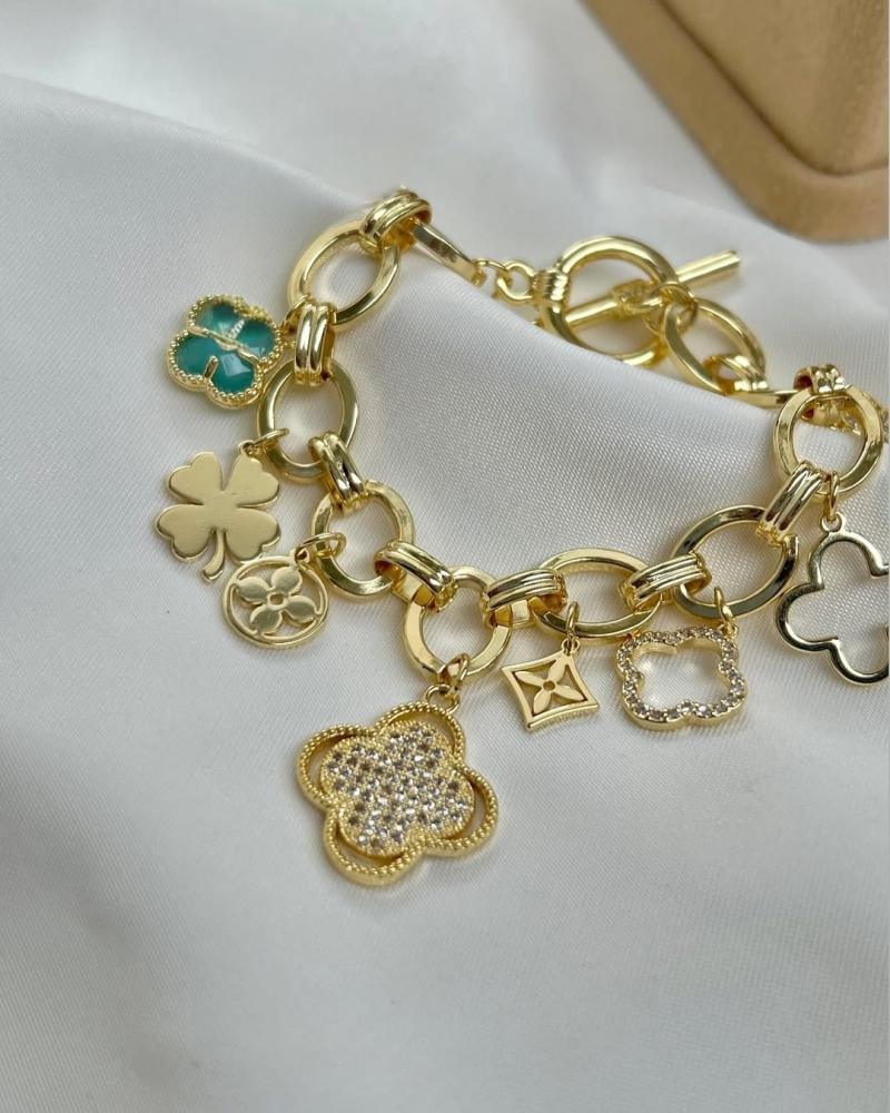 سوار جنزير مع حلي معلّقة مطلي ذهب .