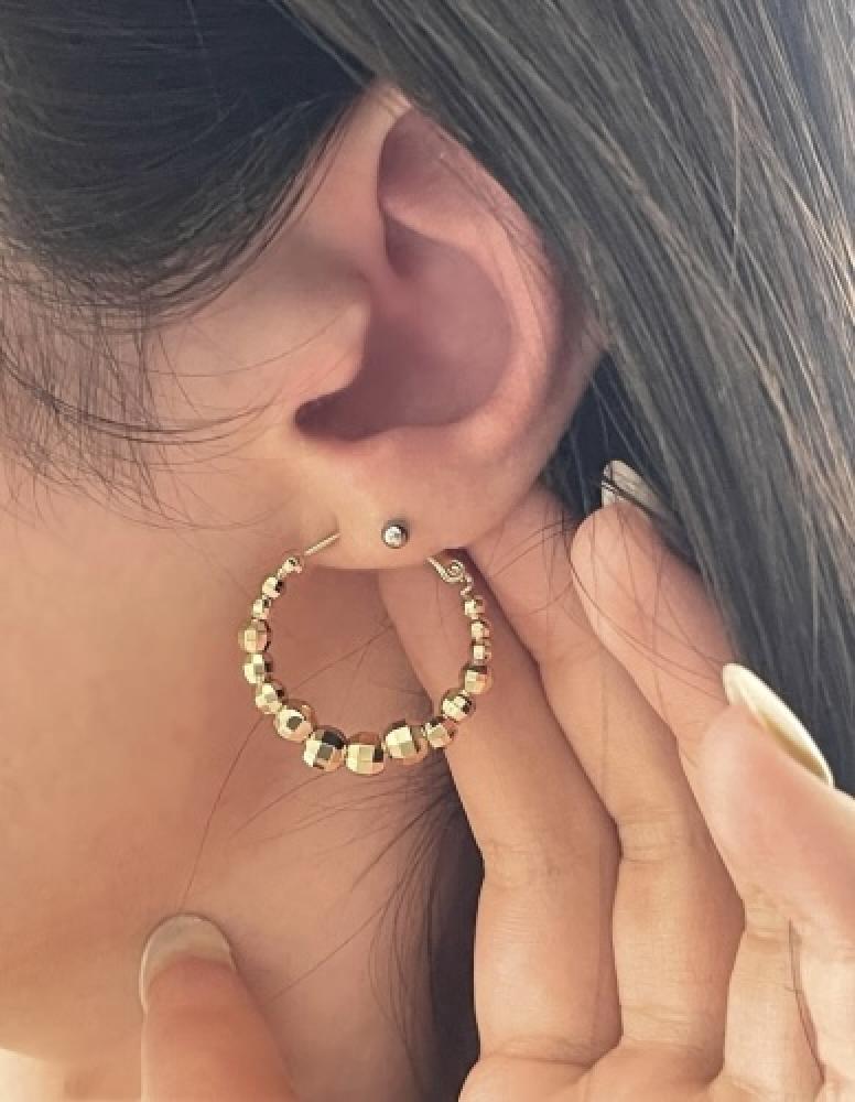 أقراط أذن دائرية من الكرات الذهبية مطلية ذهب.