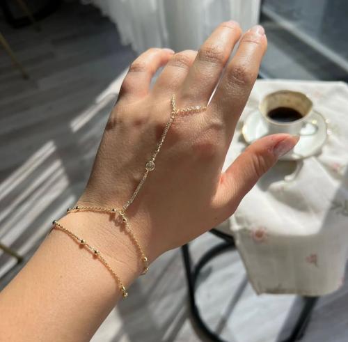 كف يد تنس مع حلية بالوسط مطلي ذهب عيار ١٤.