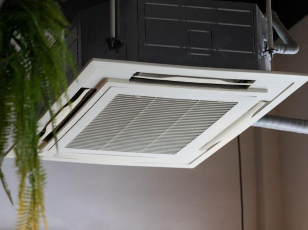 مكيفات كاسيت أو مكيفات مركزية؟ أيهما أفضل لأماكن العمل؟