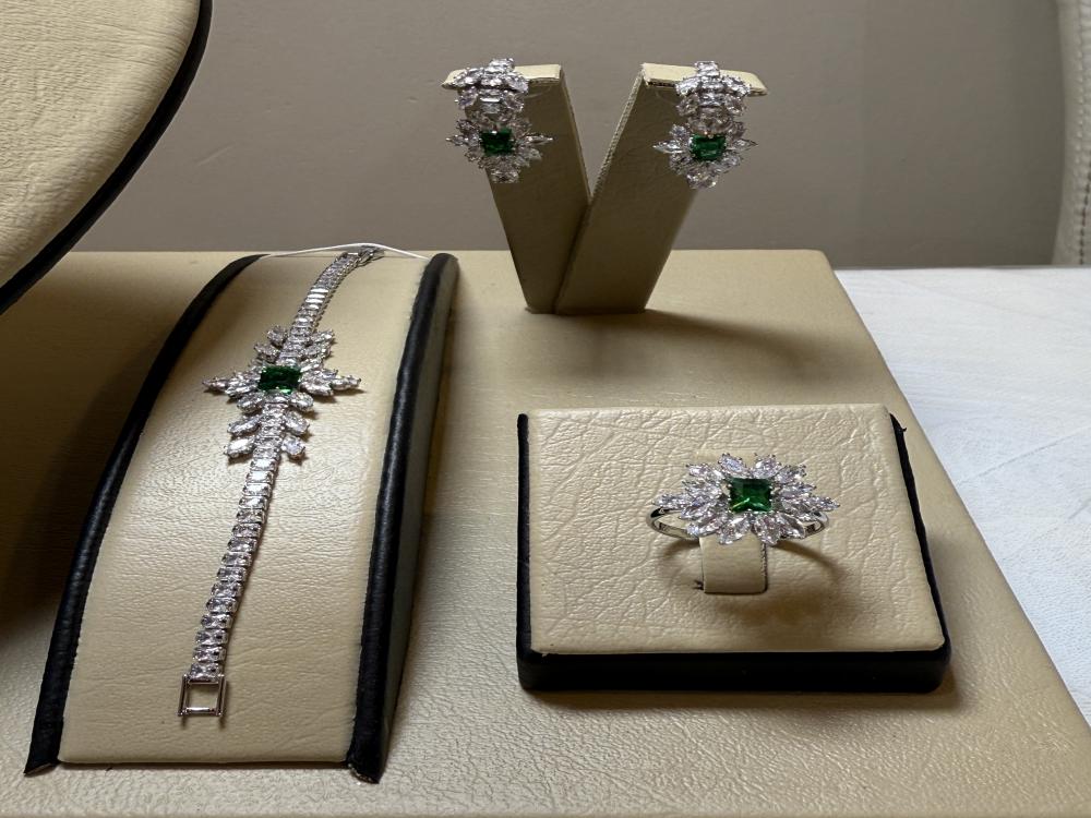 طقم مجوهرات مزين بالزركون الاخضر بلمعة الألماس