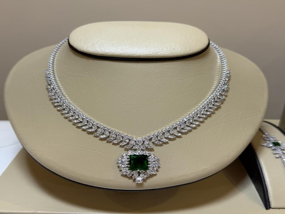 طقم مجوهرات مزين بالزركون الاخضر بلمعة الألماس