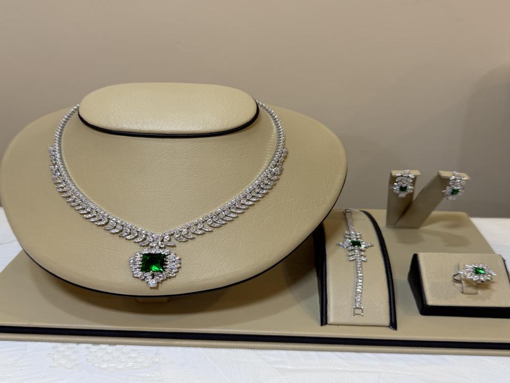 طقم مجوهرات مزين بالزركون الاخضر بلمعة الألماس