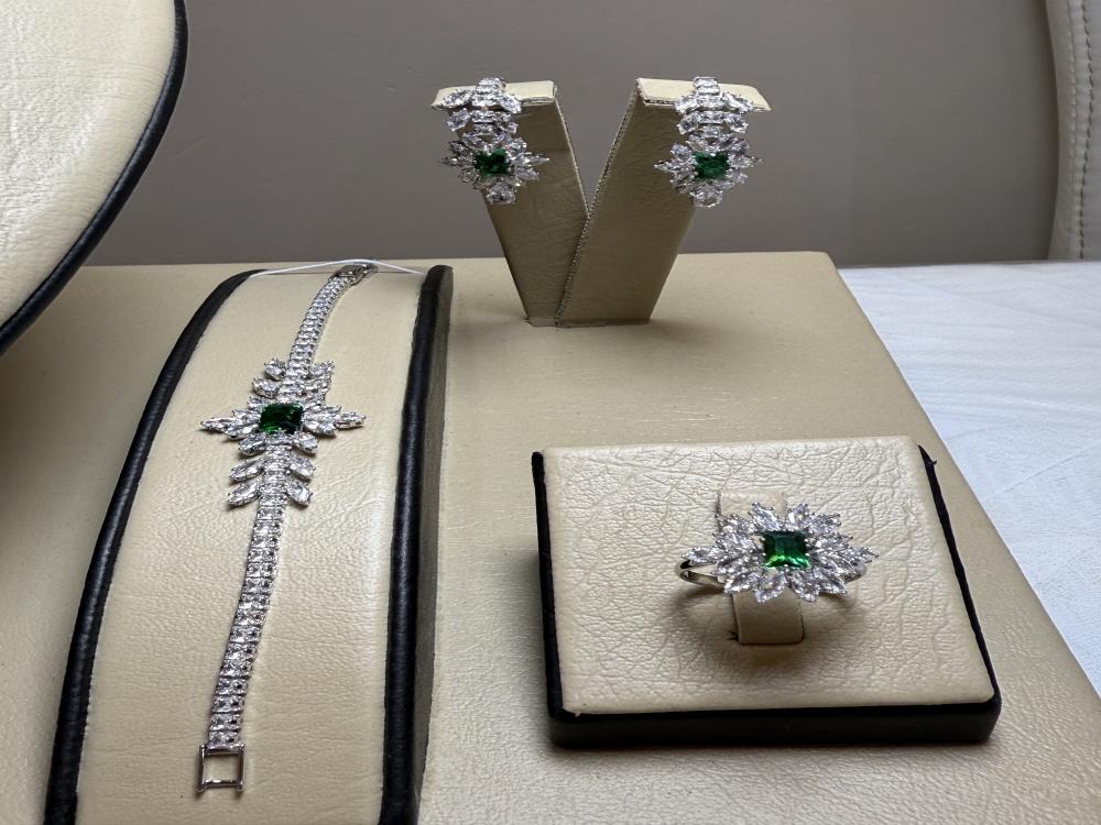 طقم مجوهرات مزين بالزركون الاخضر بلمعة الألماس