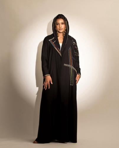 كريب اسود بتطريز ملون