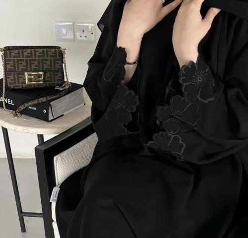 عباية عملية مع تطريز ورد في اكمام قماش كريب
