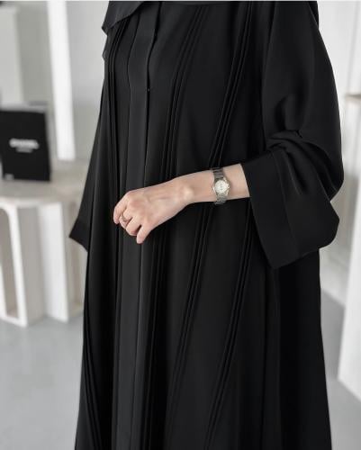 عباية سادة عملية مع كسرات امامي وكسرات في اكمام قم...