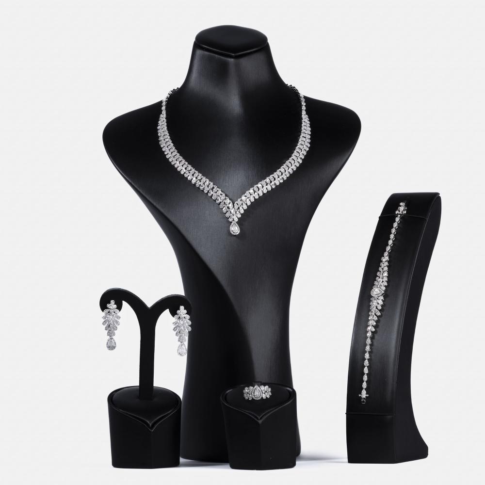 طقم نسائي فاخر باللون الفضي