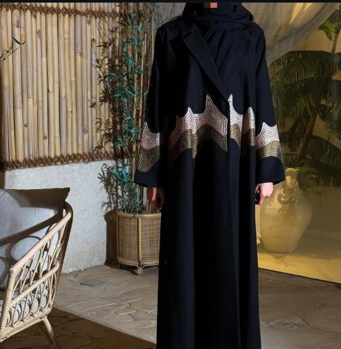 عباية سوداء مع تطريز على الخصر