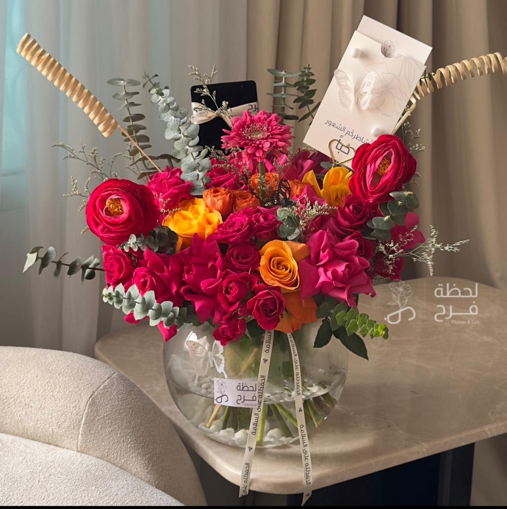 Summer mix vase and gold chain