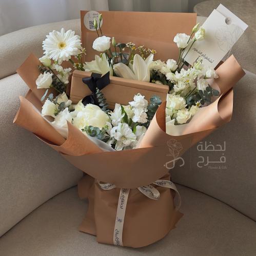 بوكيه ورد ابيض وعطر قوتشي