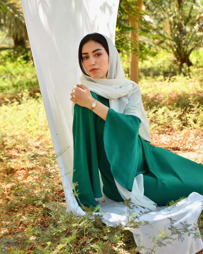 ساعة يسر النسائية من الستيل بلون ذهبي وفضي