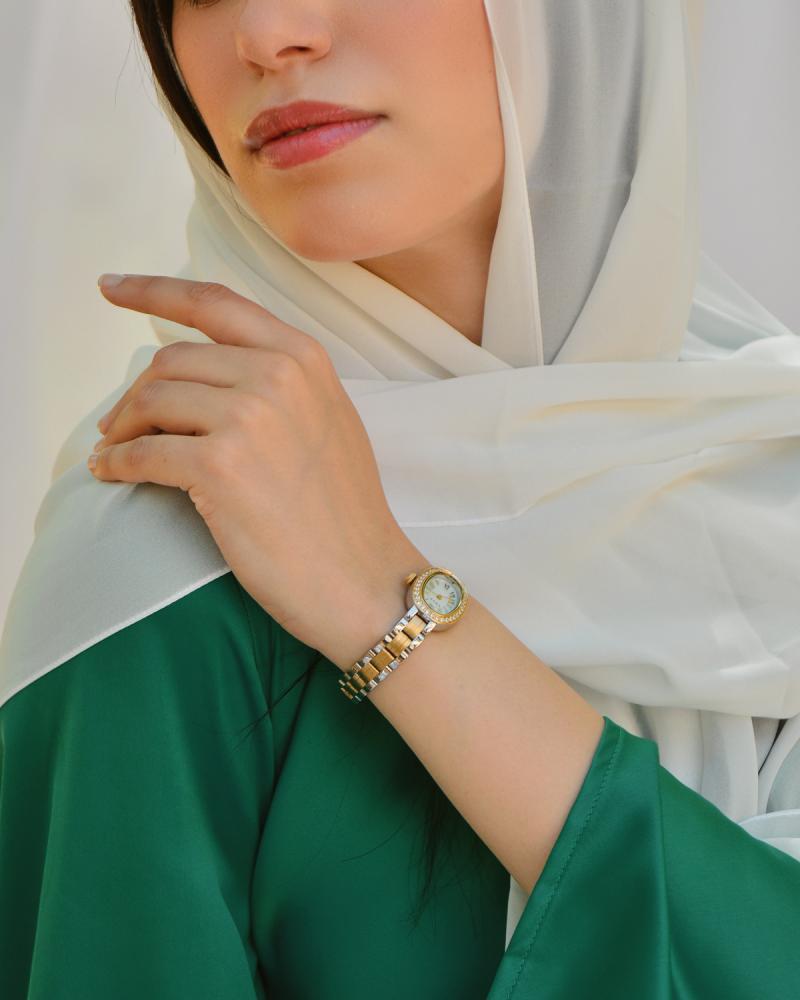 ساعة يسر النسائية من الستيل بلون ذهبي وفضي