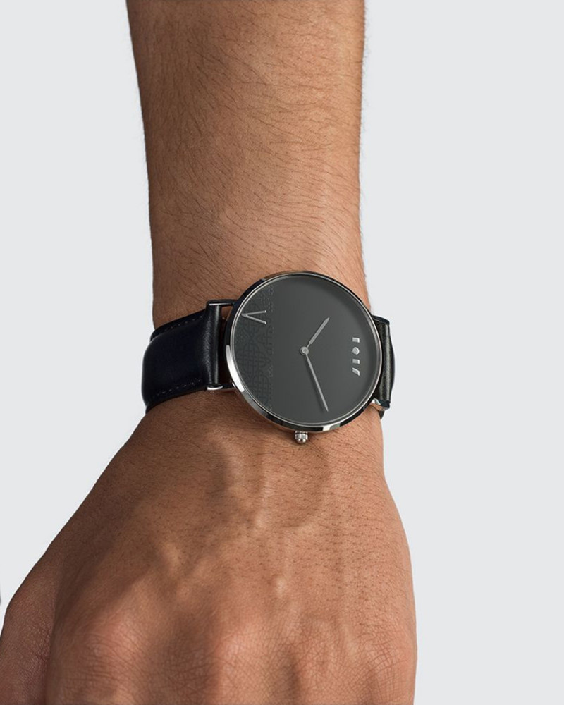 Shumoukh men watch