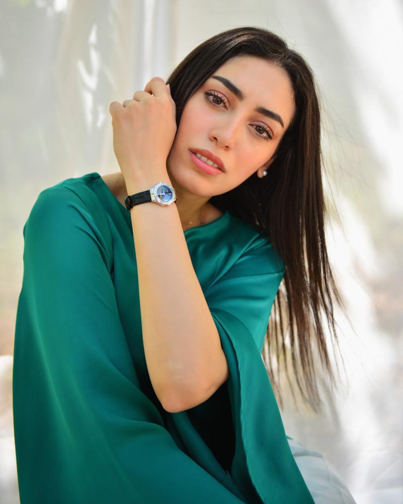 ساعة ماريا من الجلد بلون أسود