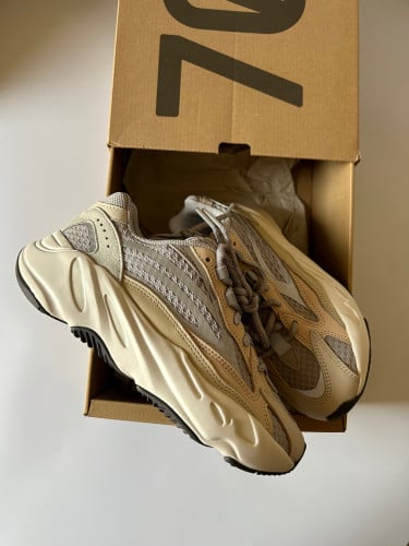 Yeezy 700 clearance cw