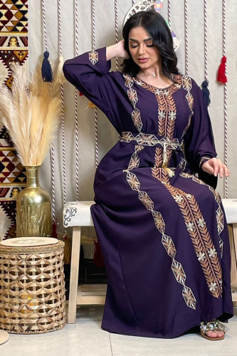 جلابية أنيقة مطرزة