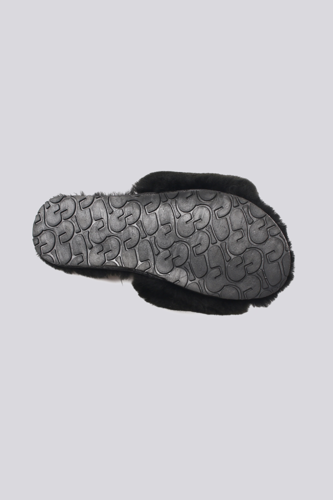 Yeezy discount fuzzy slippers