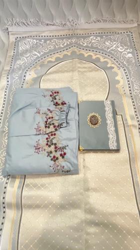 سجادة صلاة +جلال الصلاة + مصحف