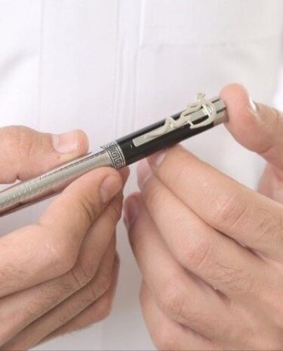 قلم رجالي بالاسم مطلي بالذهب والفضة