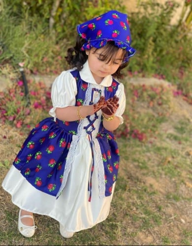 فستان ازرق مع ربطه الشعر