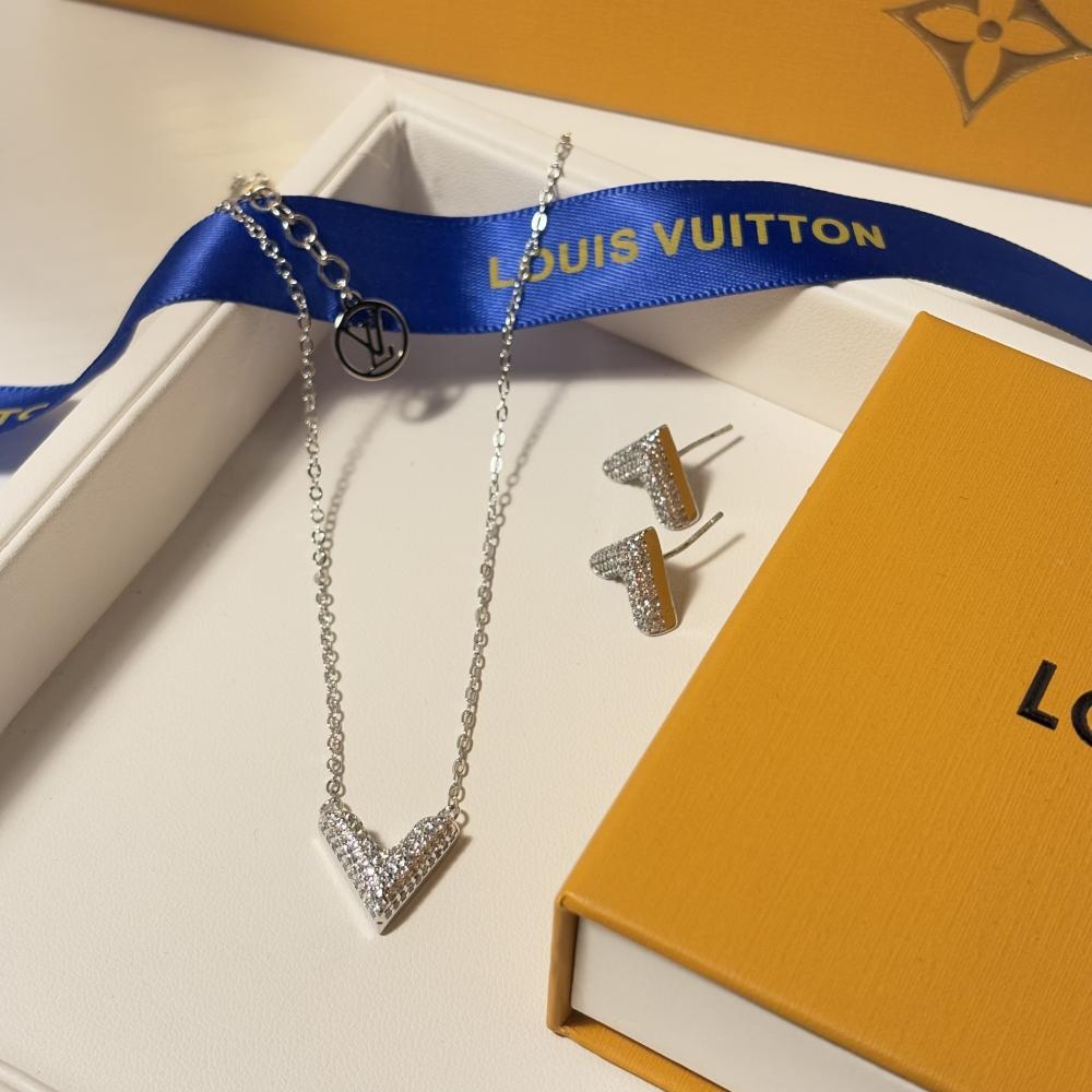 طقم لويس فيتون نسائي فضي ماستر ستيل قلادة وأقراط V مرصعة