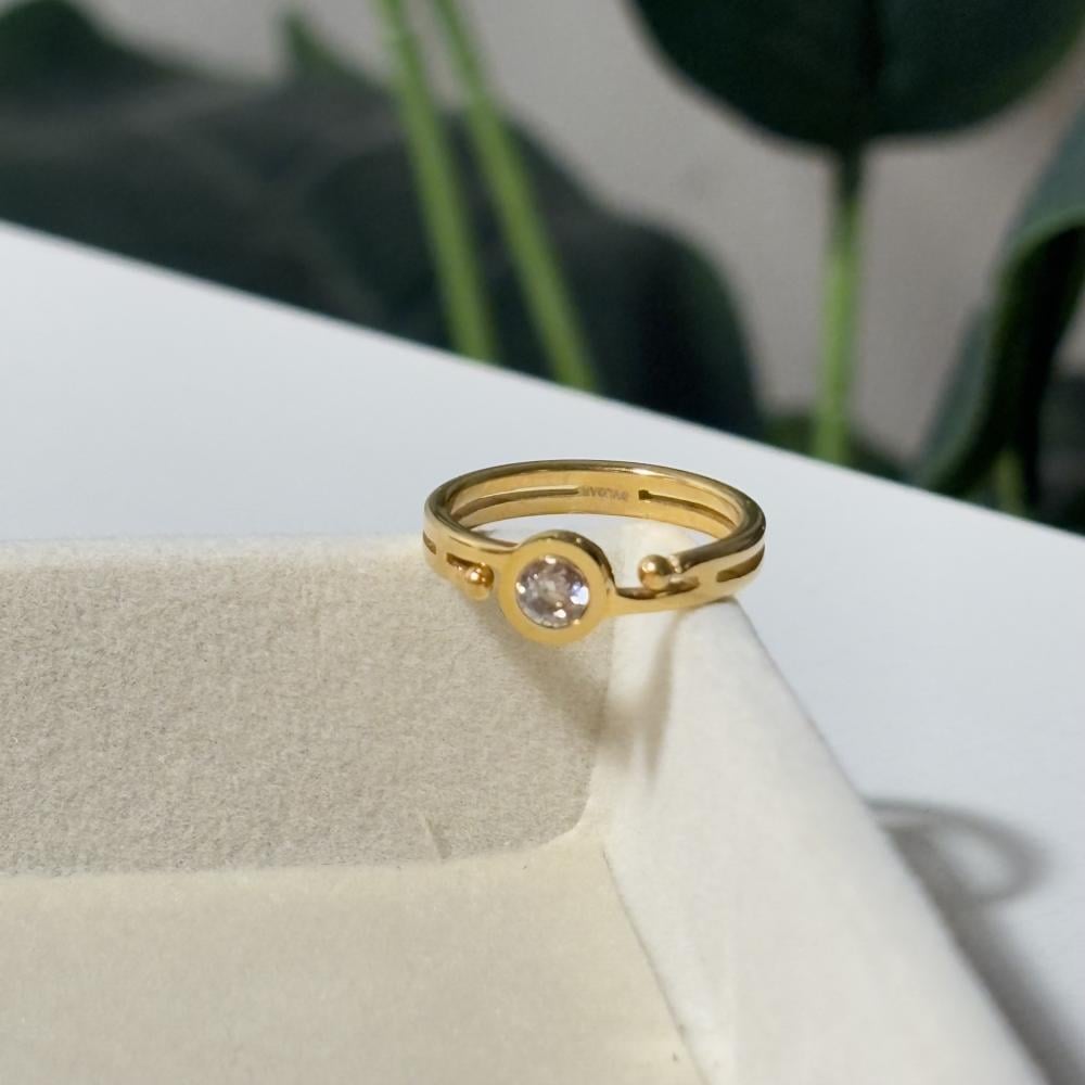 خاتم نسائي ماستر ستيل ذهبي بتصميم كرات جانبية وفص دائري