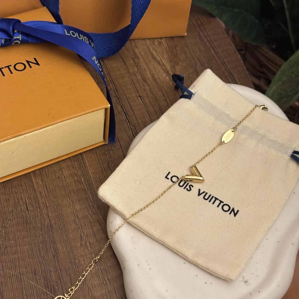 سوار لويس فيتون ذهبي موديل Essential V