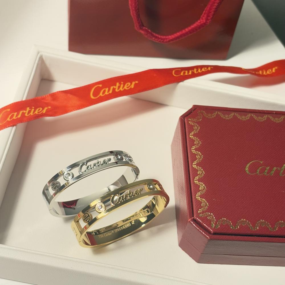 اسوارة كارتير نسائية ستيل مفرغة بنقش الاسم وفصوص