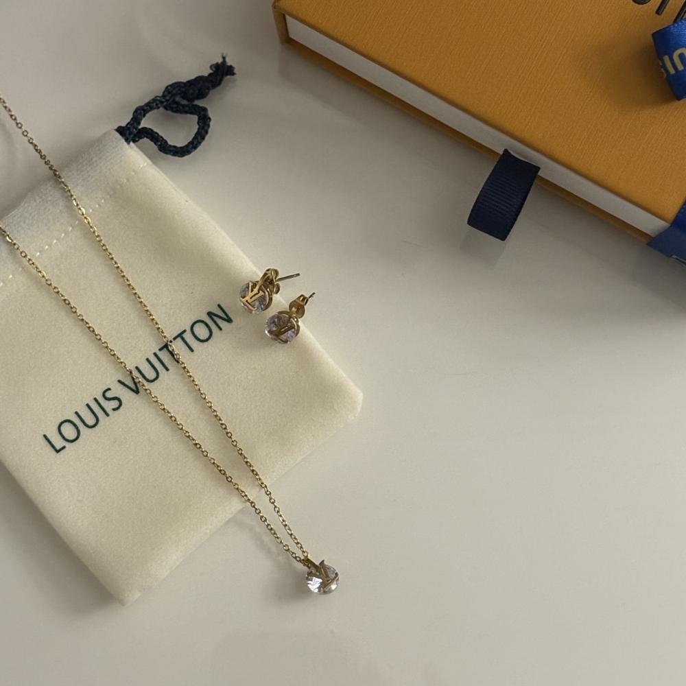 طقم لويس فيتون نسائي ماستر ستيل قلادة وأقراط فص لوغو LV