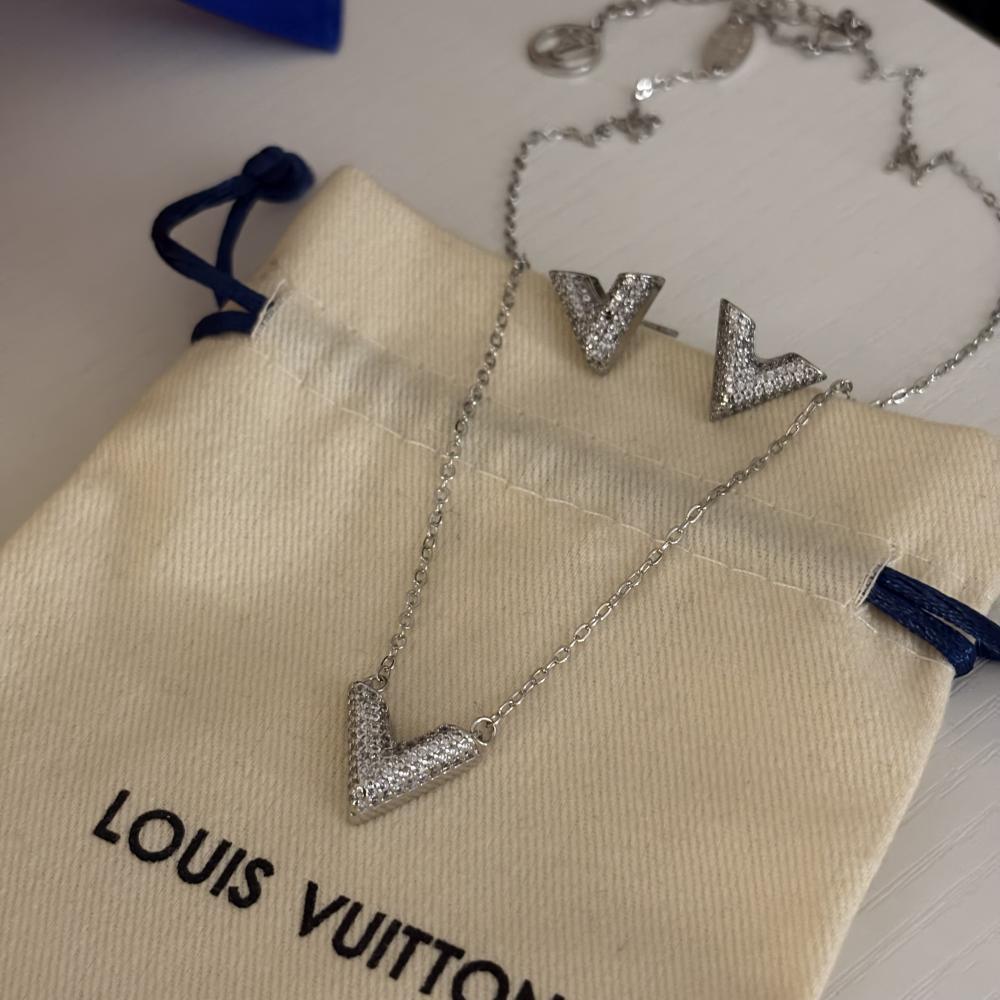 طقم لويس فيتون نسائي فضي ماستر ستيل قلادة وأقراط V مرصعة