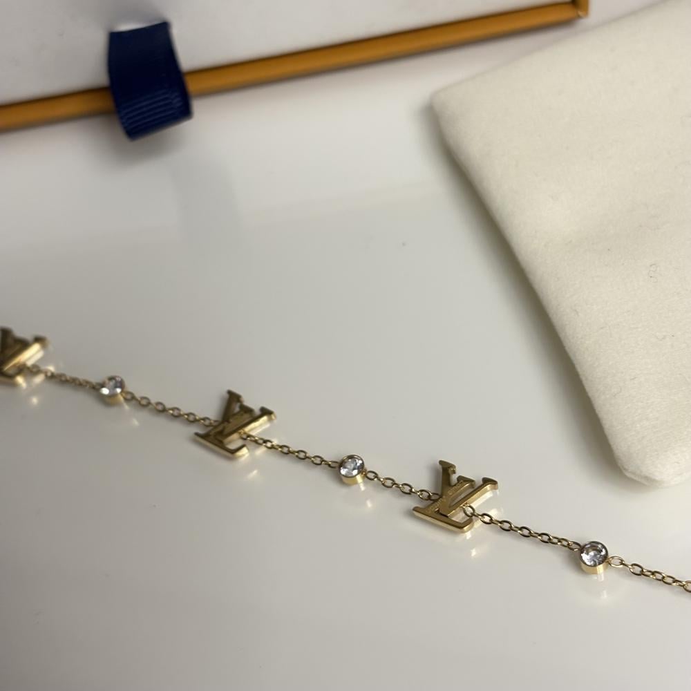 سوار لويس فيتون ذهبي مرصع بفصوص الزركون اللامعة