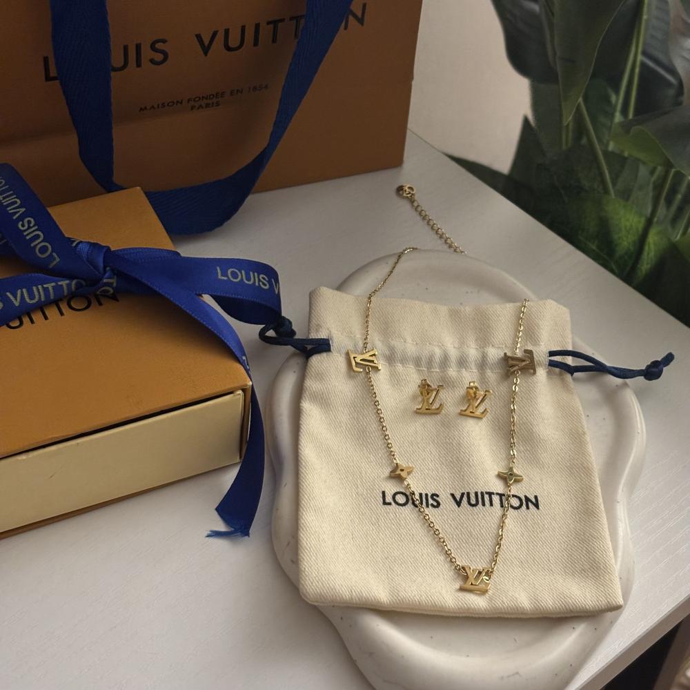 طقم لويس فيتون نسائي ذهبي ماستر ستيل عقد وأقراط شعار LV مكرر