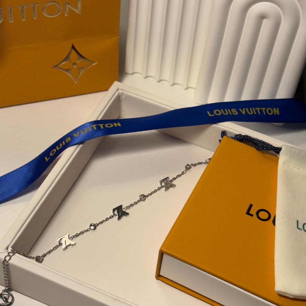 سوار لويس فيتون فضي ناعم بشعار الماركة وفصوص