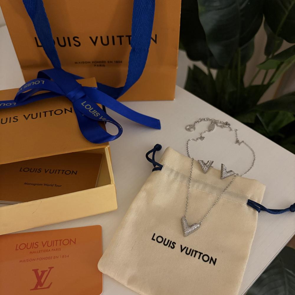 طقم لويس فيتون نسائي فضي ماستر ستيل قلادة وأقراط V مرصعة