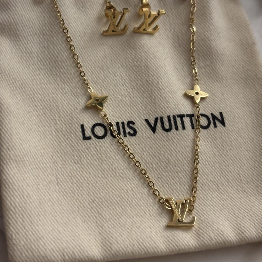 طقم لويس فيتون نسائي ذهبي ماستر ستيل عقد وأقراط شعار LV مكرر