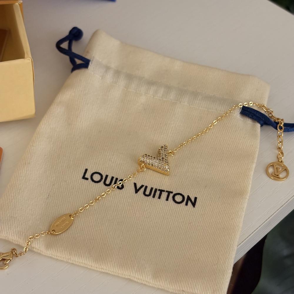 سوار لويس فيتون حرف V ذهبي كامل