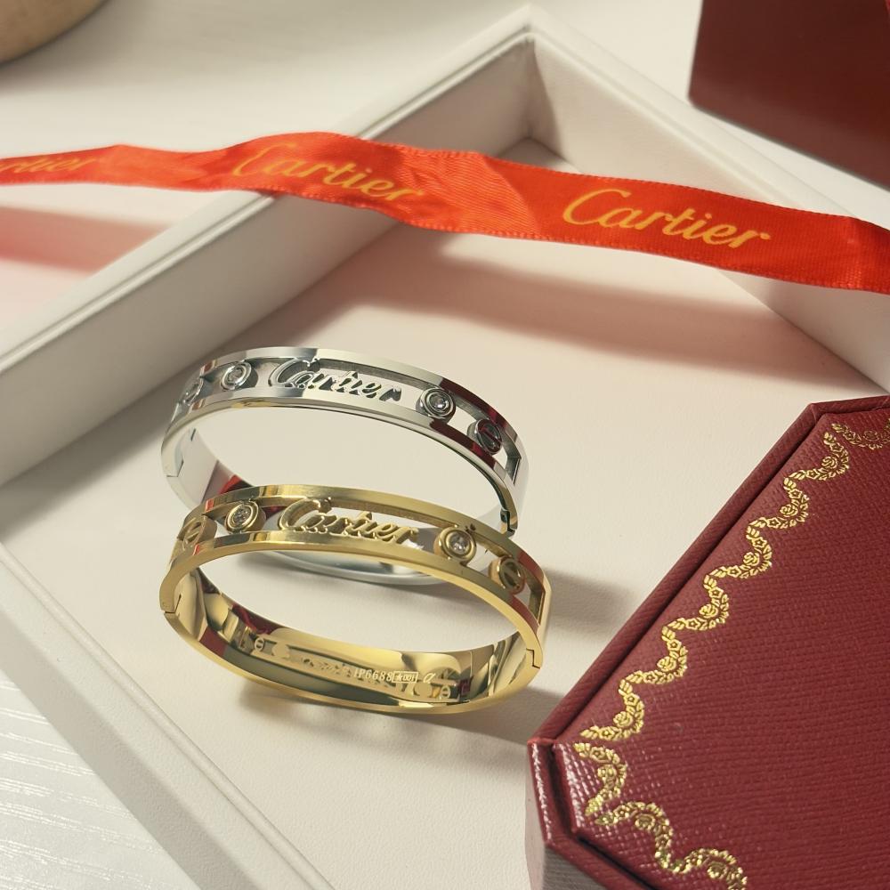 اسوارة كارتير نسائية ستيل مفرغة بنقش الاسم وفصوص