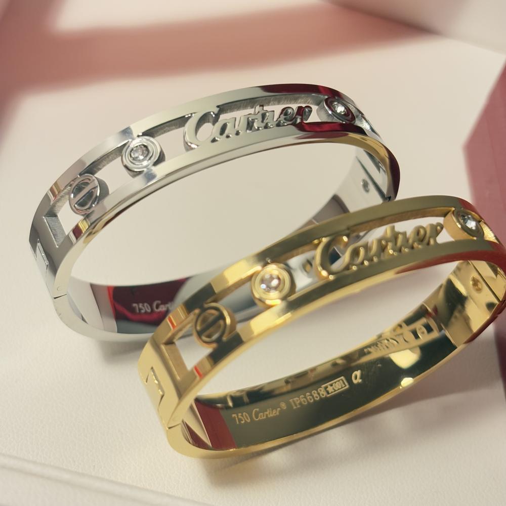 اسوارة كارتير نسائية ستيل مفرغة بنقش الاسم وفصوص