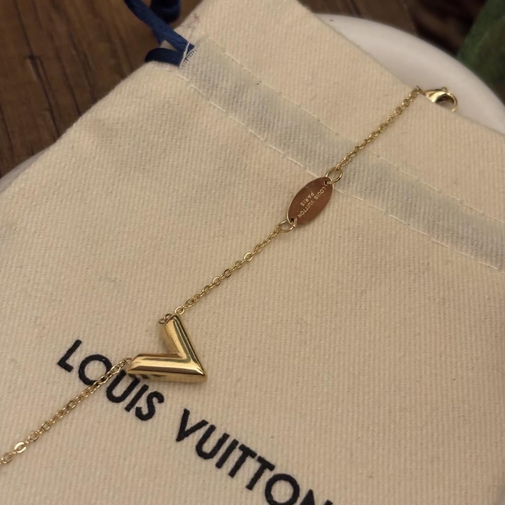 سوار لويس فيتون ذهبي موديل Essential V