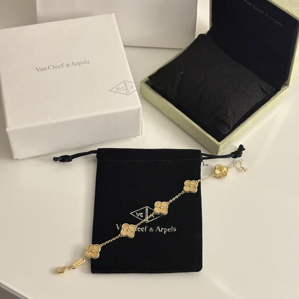 سوار فان كليف ذهبي انيق ميني