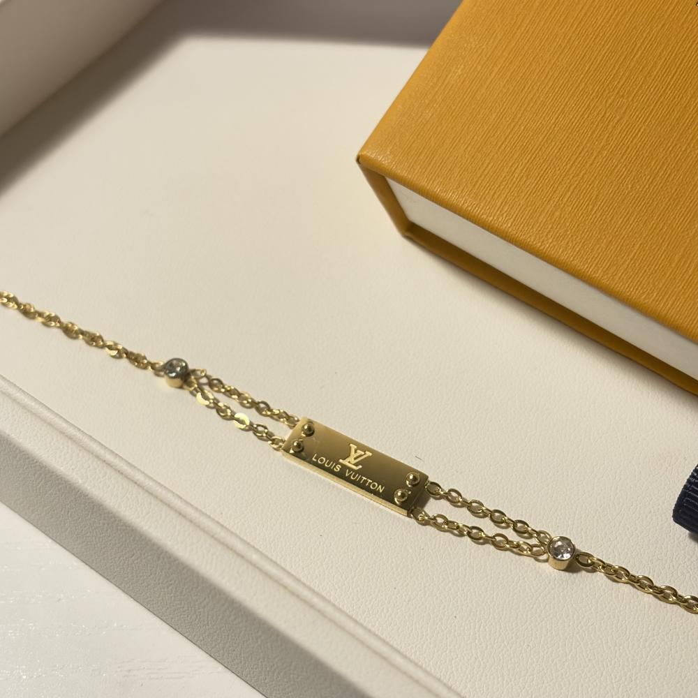 سوار لويس فيتون ذهبي سلسلة مزدوجة بلوحة الشعار المحفورة