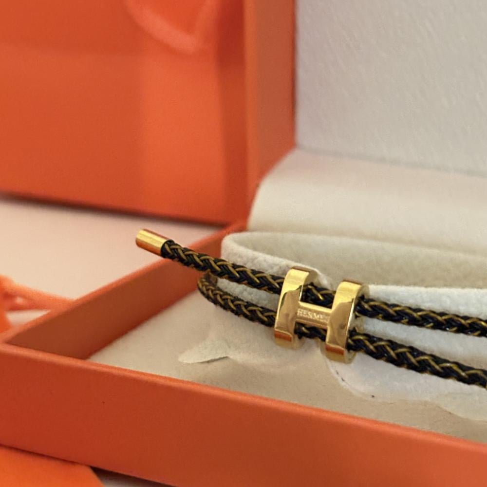 اساور ايرميز خيط اسود