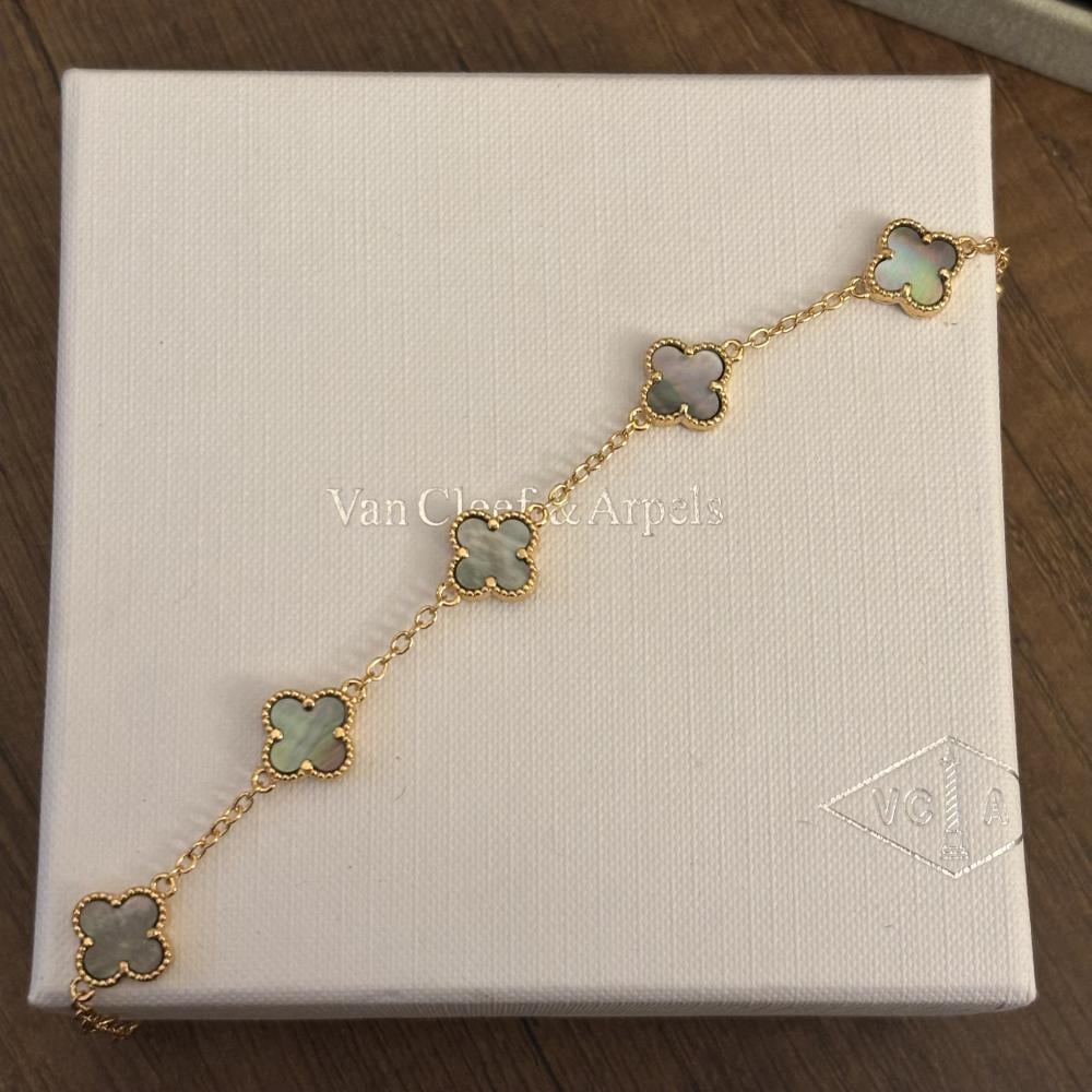 سوار فان كليف رمادي انيق ميني